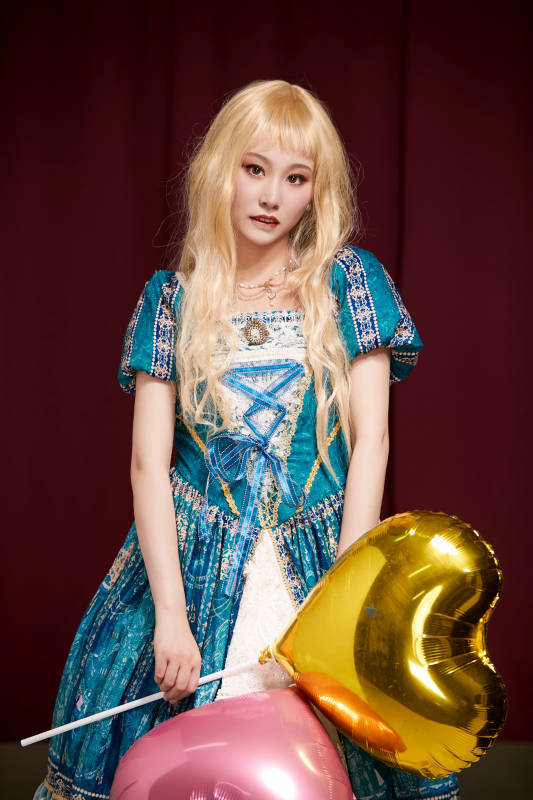 红色背景下穿着欧式宫廷晚装庆祝生日的少女图片