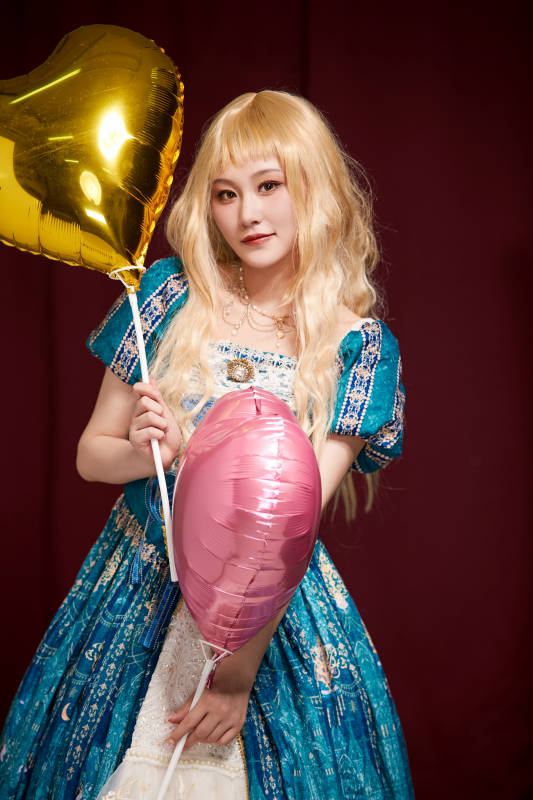 红色背景下穿着欧式宫廷晚装庆祝生日的少女图片