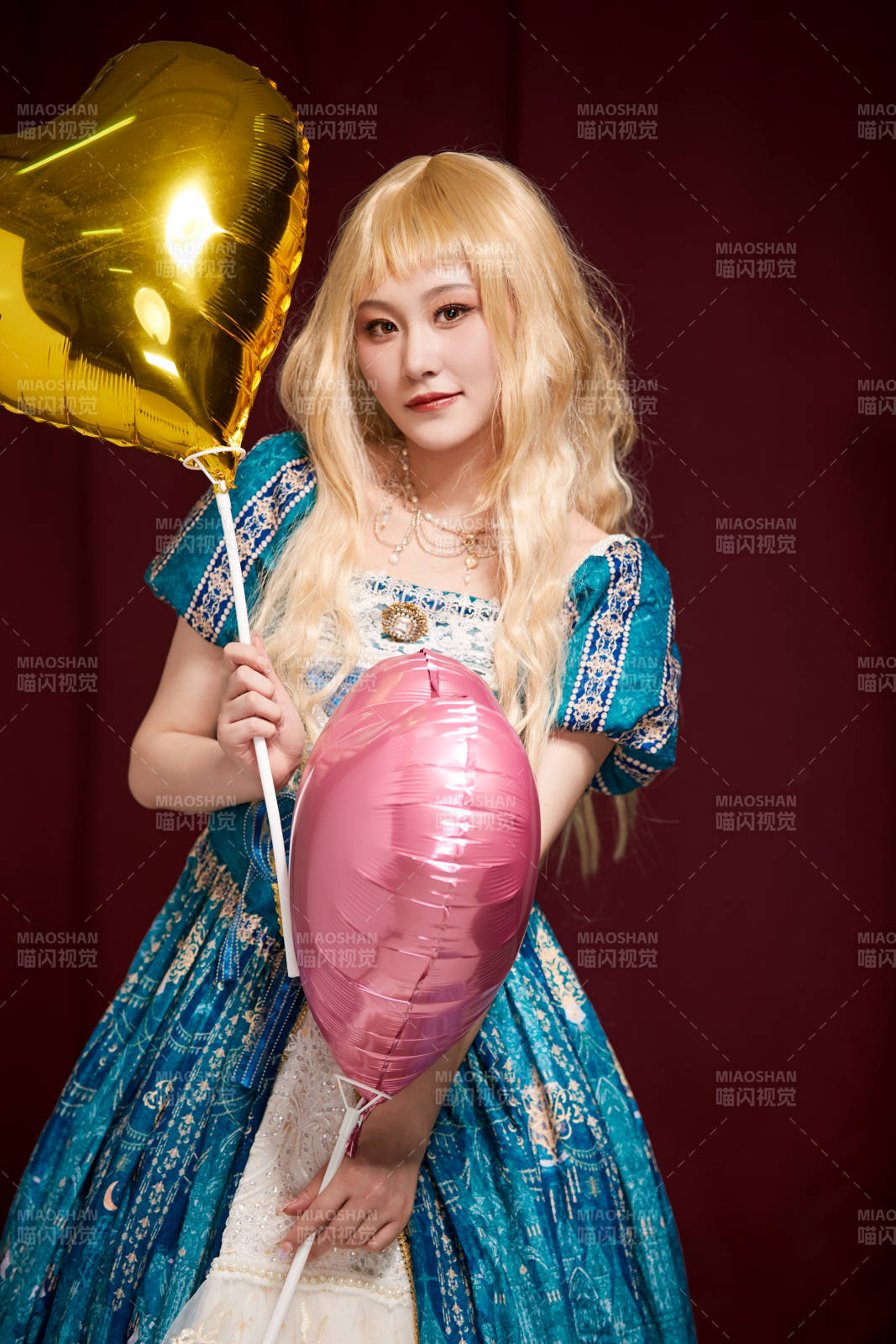 红色背景下穿着欧式宫廷晚装庆祝生日的少女图片