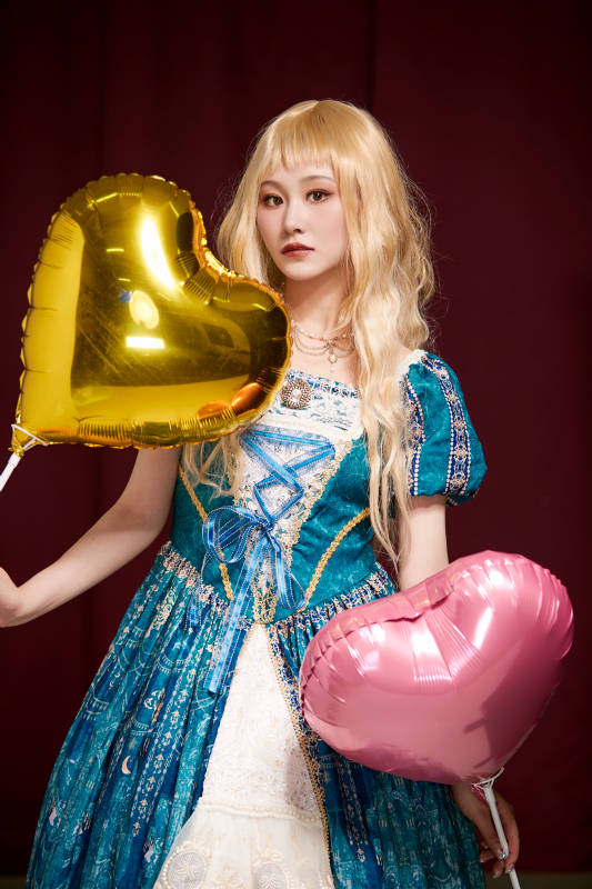 红色背景下穿着欧式宫廷晚装庆祝生日的少女图片