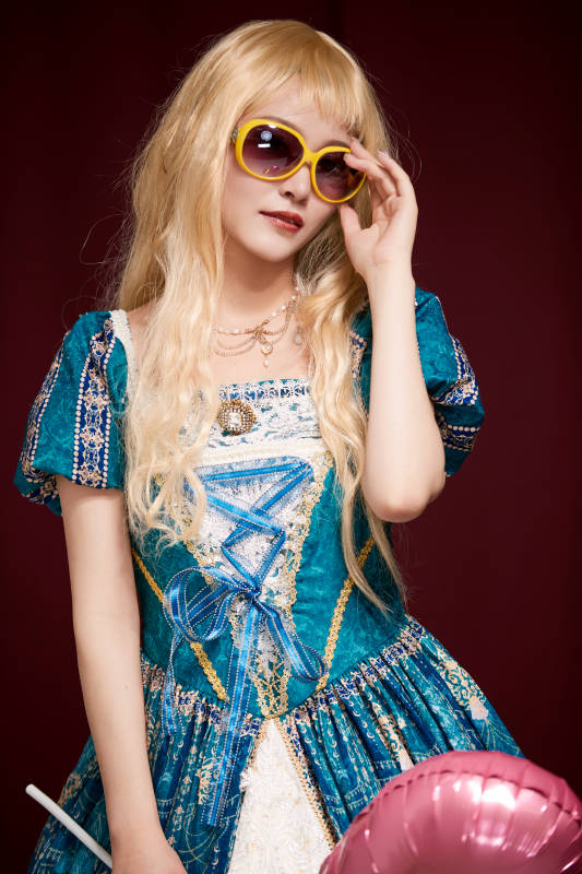 红色背景下穿着欧式宫廷晚装庆祝生日的少女图片