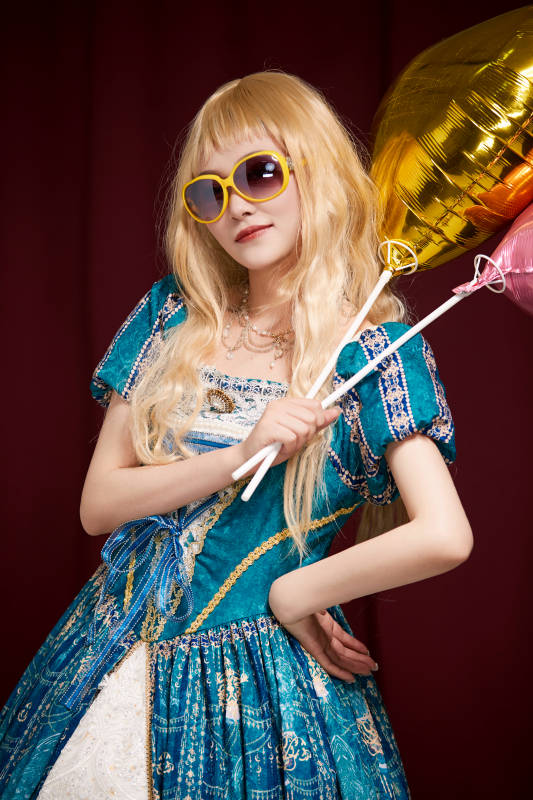 红色背景下穿着欧式宫廷晚装庆祝生日的少女图片