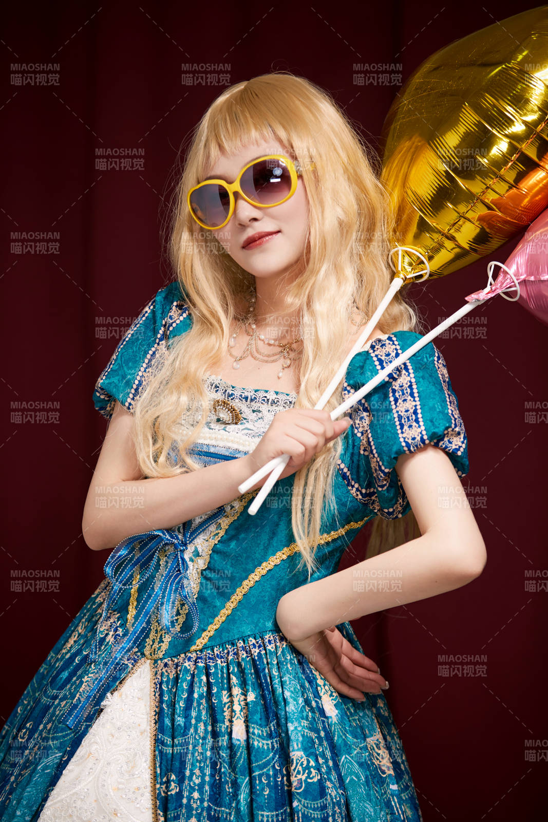 红色背景下穿着欧式宫廷晚装庆祝生日的少女图片