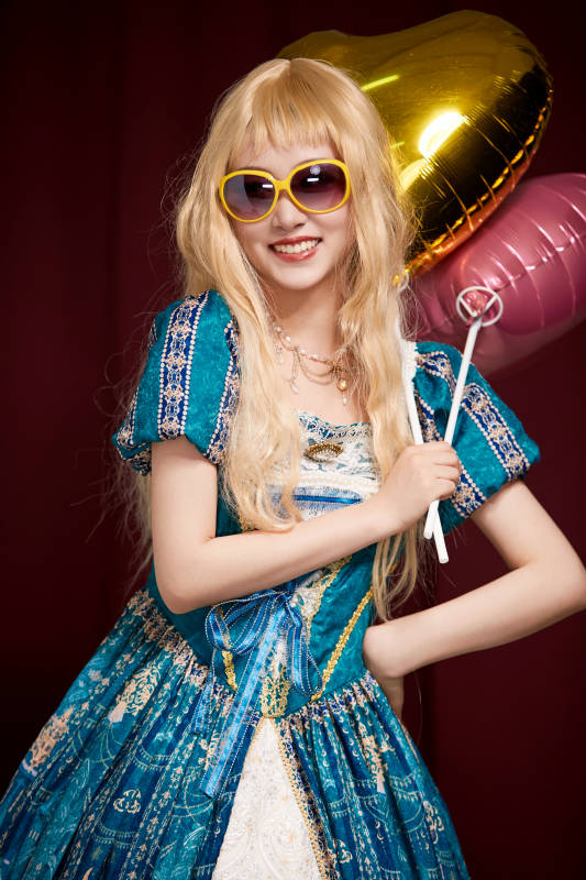 红色背景下穿着欧式宫廷晚装庆祝生日的少女图片