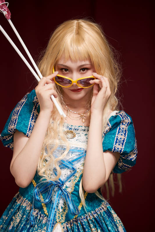 红色背景下穿着欧式宫廷晚装庆祝生日的少女图片