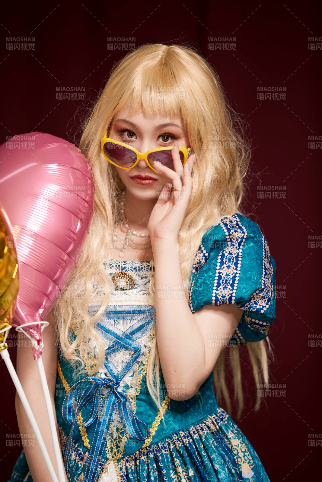 红色背景下穿着欧式宫廷晚装庆祝生日的少女图片