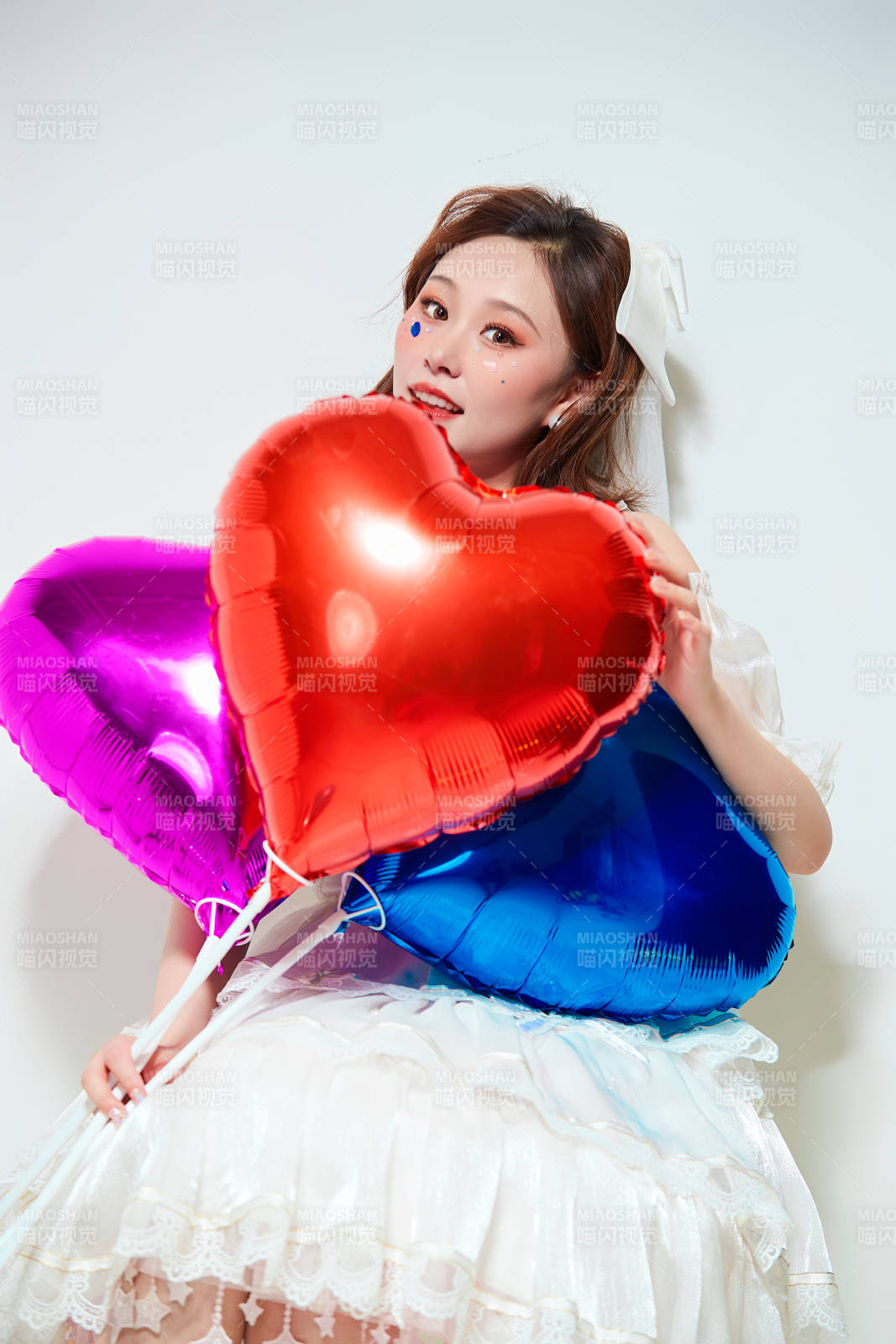 穿着公主裙手拿气球庆祝生日的亚洲女性图片