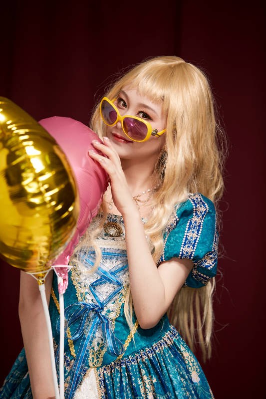 红色背景下穿着欧式宫廷晚装庆祝生日的少女图片