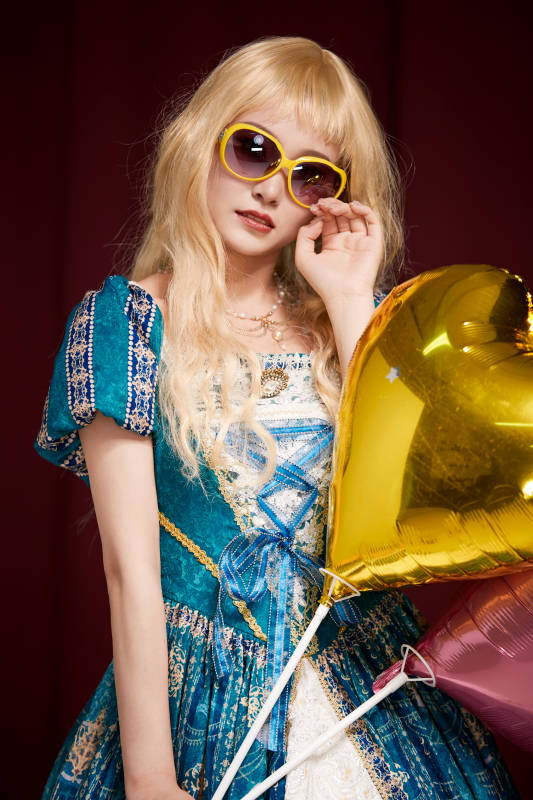 红色背景下穿着欧式宫廷晚装庆祝生日的少女图片