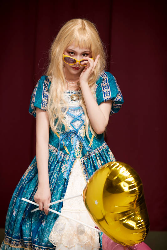 红色背景下穿着欧式宫廷晚装庆祝生日的少女图片