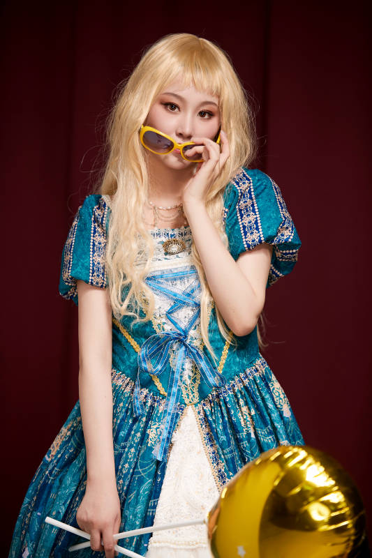 红色背景下穿着欧式宫廷晚装庆祝生日的少女图片