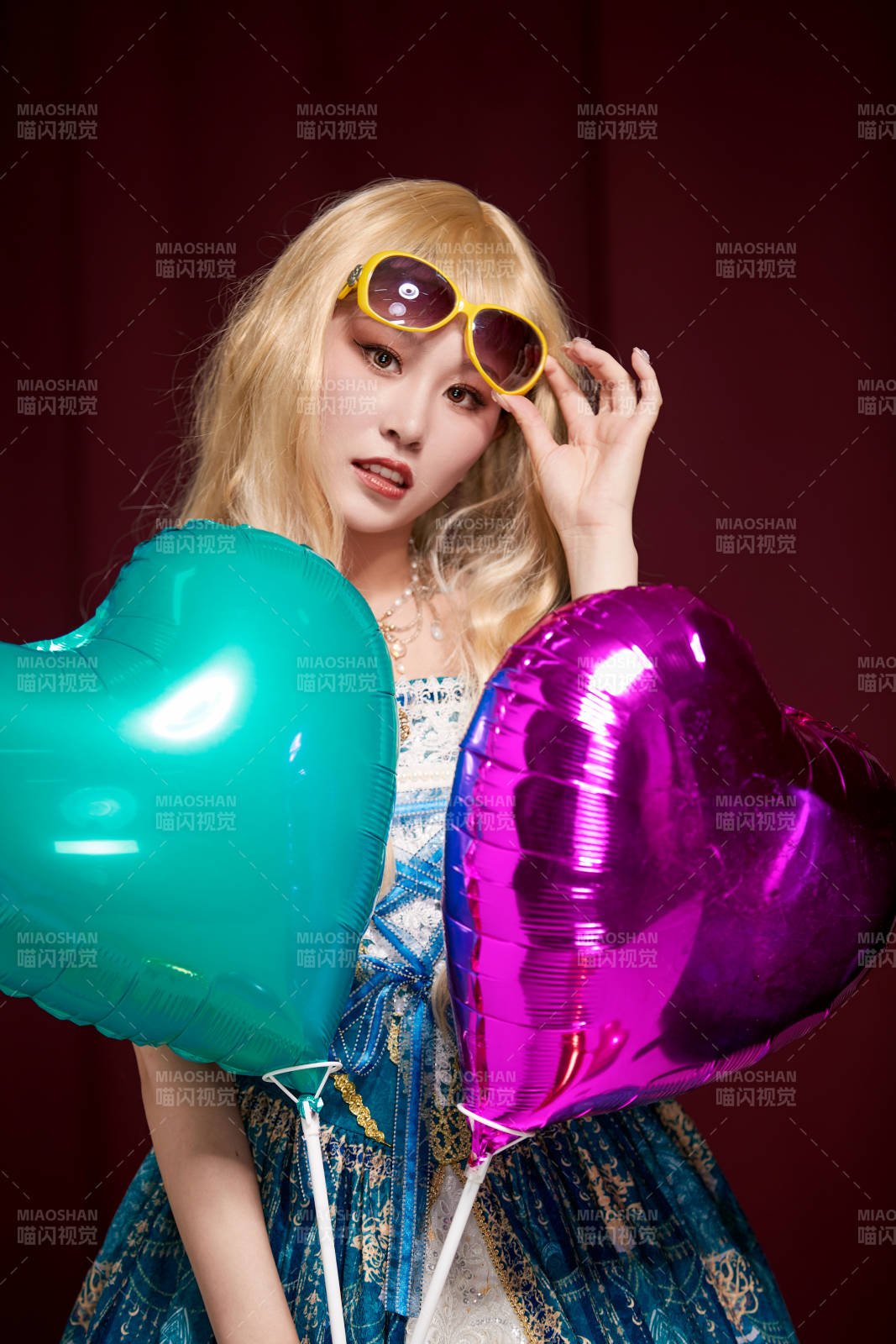 红色背景下穿着欧式宫廷晚装庆祝生日的少女图片