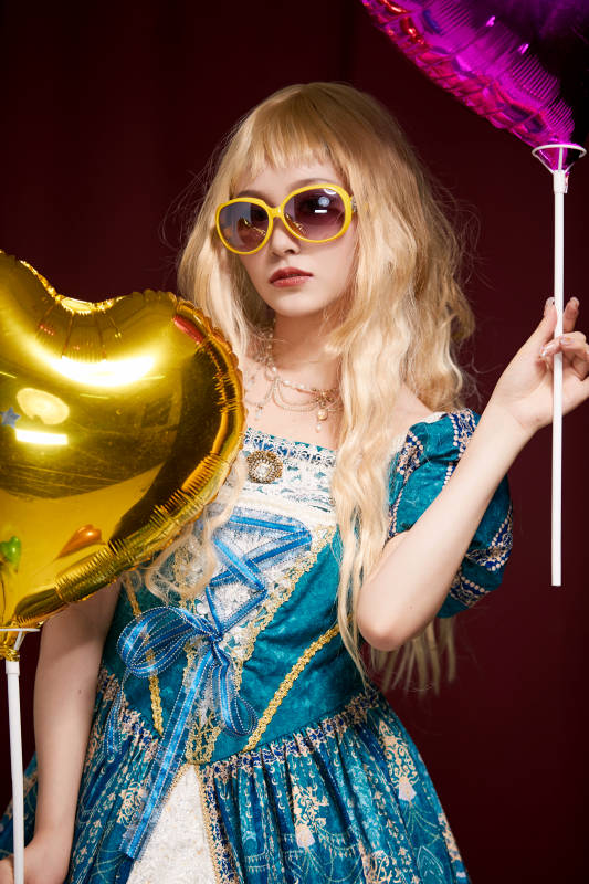 红色背景下穿着欧式宫廷晚装庆祝生日的少女图片