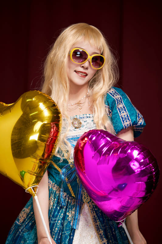 红色背景下穿着欧式宫廷晚装庆祝生日的少女图片