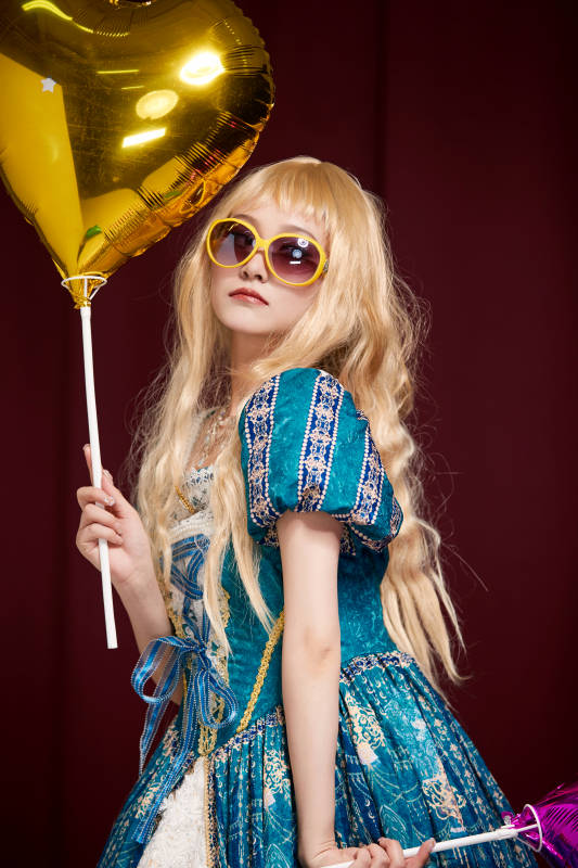 红色背景下穿着欧式宫廷晚装庆祝生日的少女图片