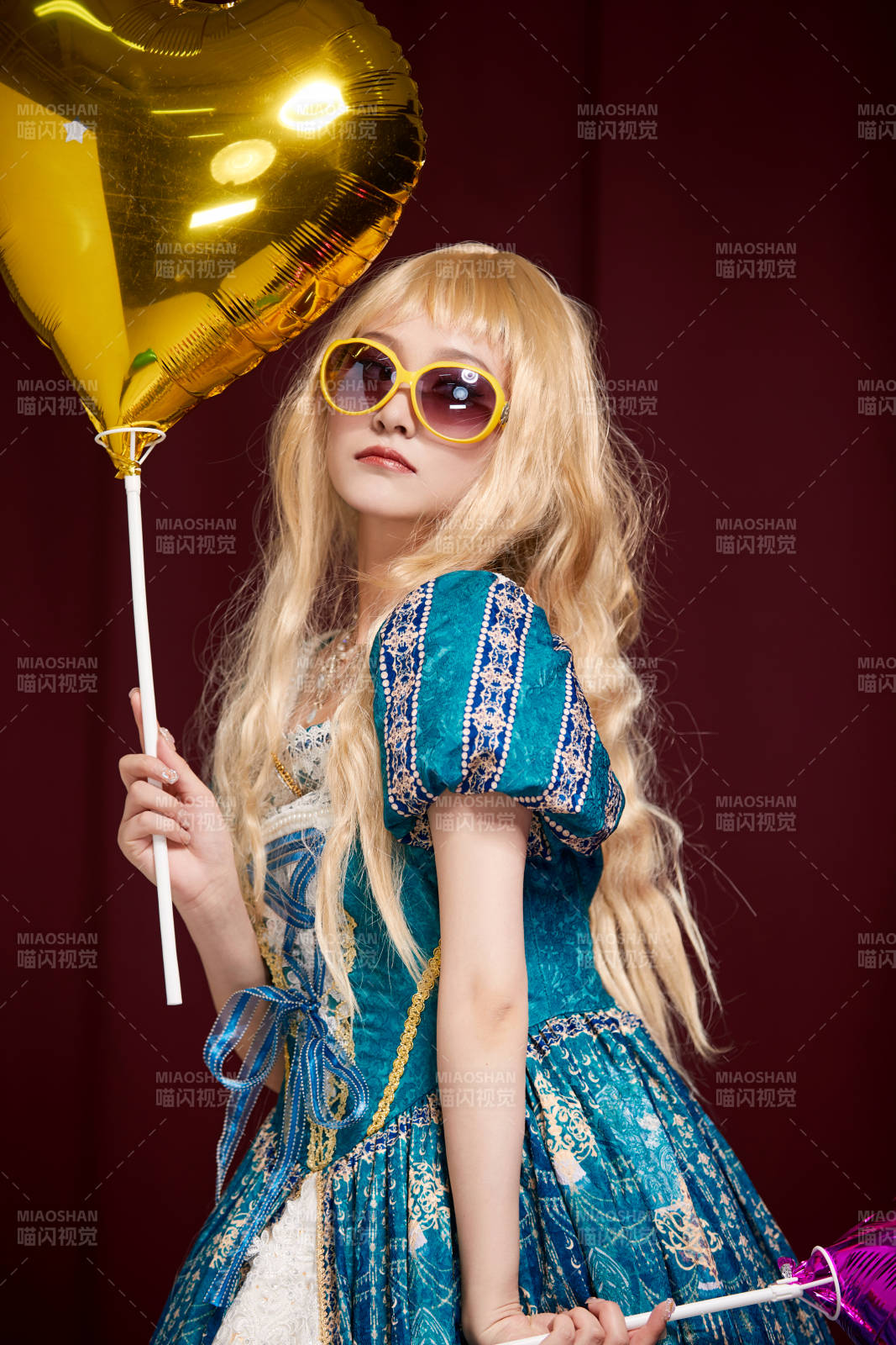 红色背景下穿着欧式宫廷晚装庆祝生日的少女图片