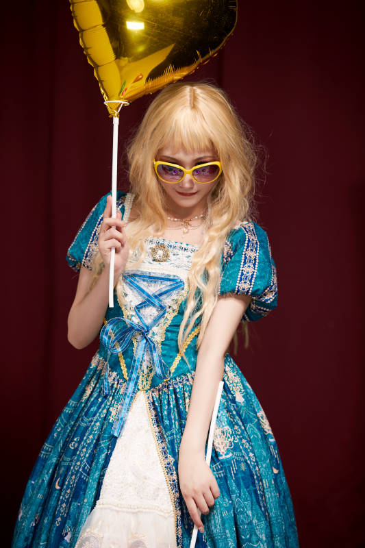 红色背景下穿着欧式宫廷晚装庆祝生日的少女图片