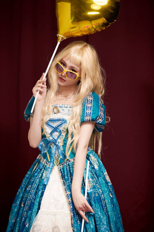 红色背景下穿着欧式宫廷晚装庆祝生日的少女图片