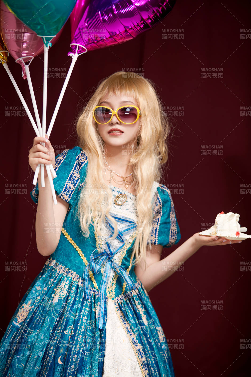 红色背景下穿着欧式宫廷晚装庆祝生日的少女图片