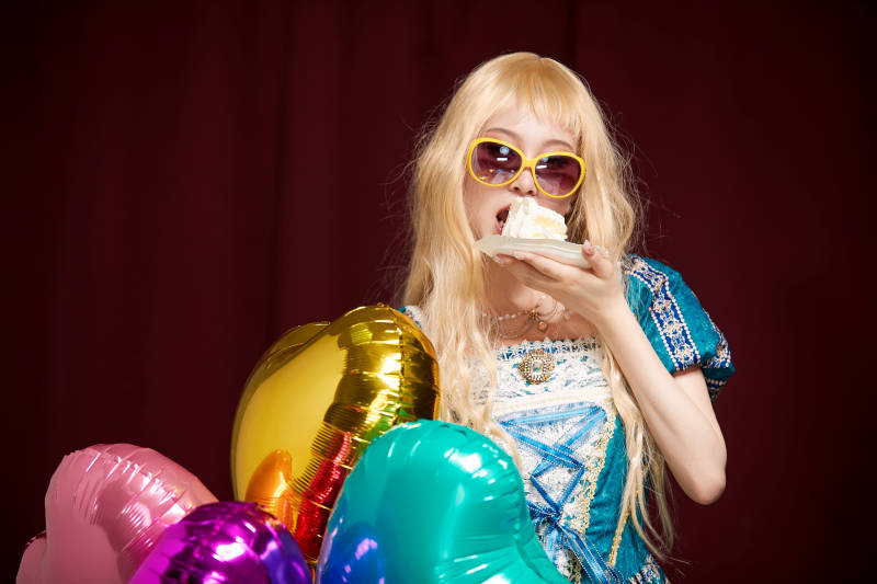 红色背景下穿着欧式宫廷晚装庆祝生日的少女图片