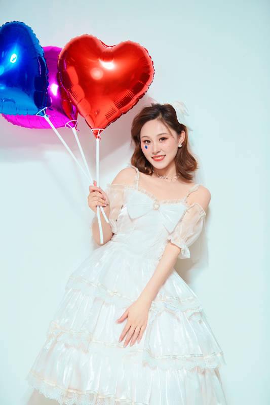 穿着公主裙手拿气球庆祝生日的亚洲女性图片