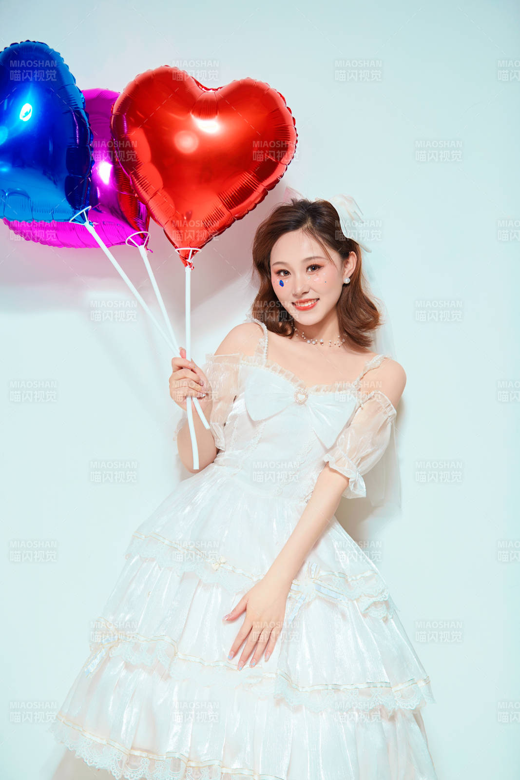 穿着公主裙手拿气球庆祝生日的亚洲女性图片