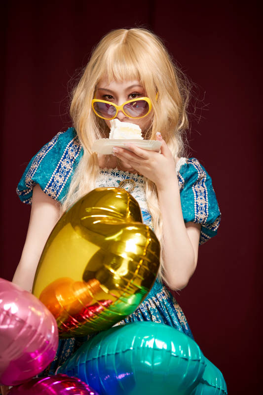 红色背景下穿着欧式宫廷晚装庆祝生日的少女图片