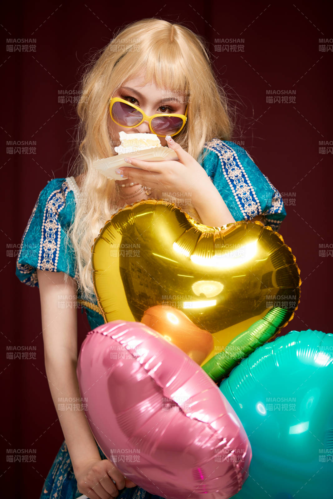 红色背景下穿着欧式宫廷晚装庆祝生日的少女图片