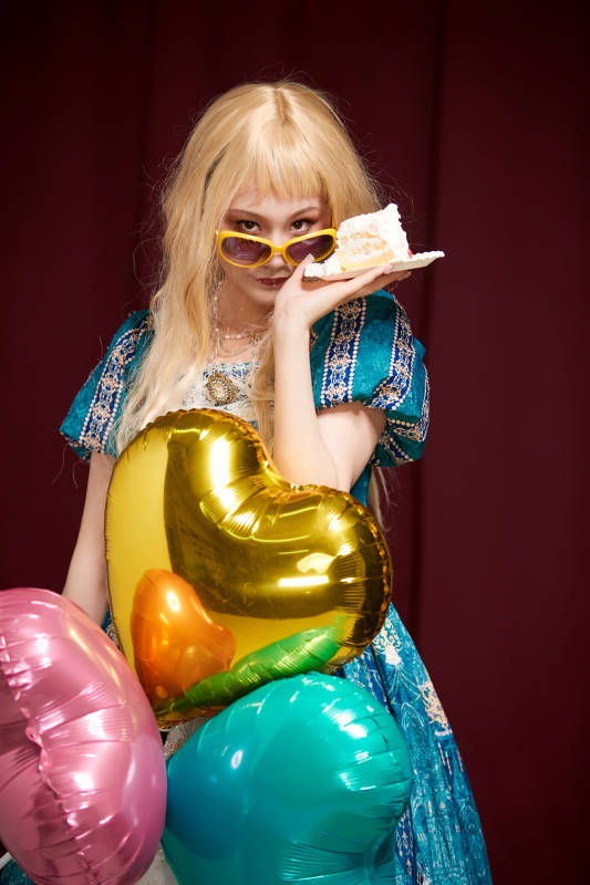 红色背景下穿着欧式宫廷晚装庆祝生日的少女图片