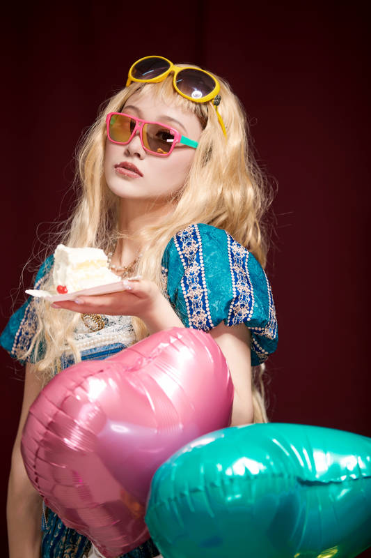 红色背景下穿着欧式宫廷晚装庆祝生日的少女图片