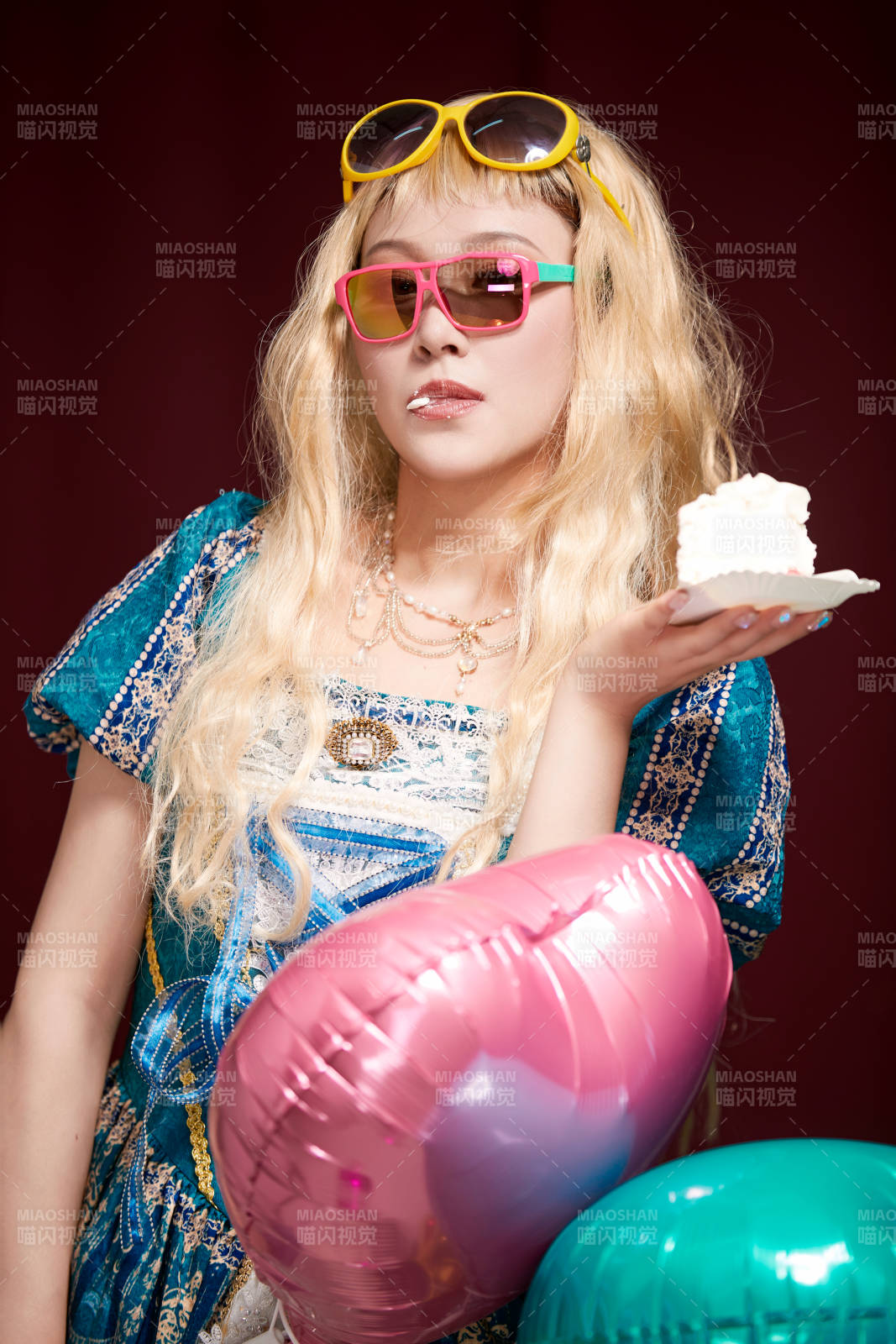 红色背景下穿着欧式宫廷晚装庆祝生日的少女图片