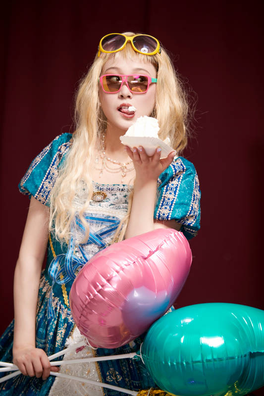 红色背景下穿着欧式宫廷晚装庆祝生日的少女图片