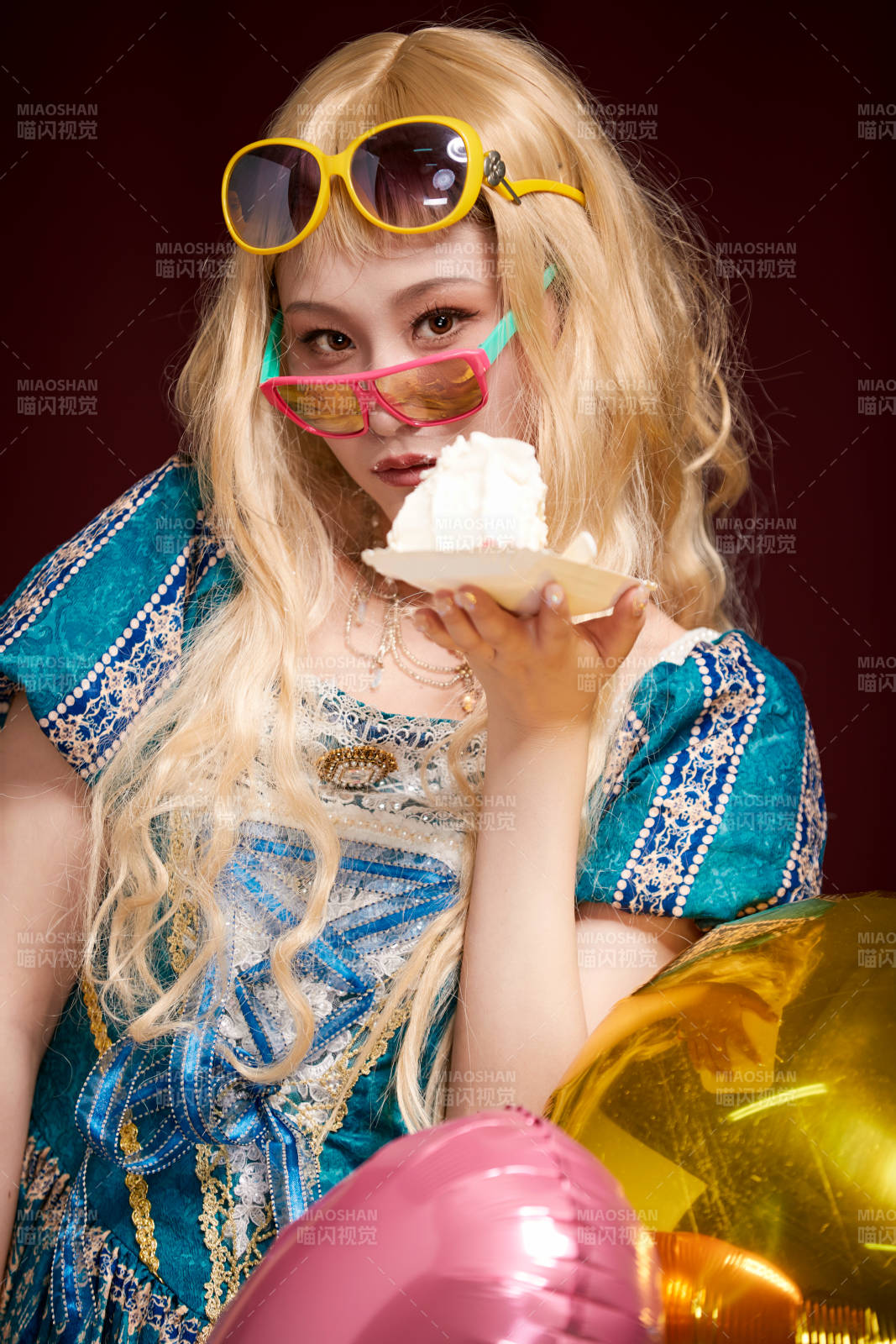 红色背景下穿着欧式宫廷晚装庆祝生日的少女图片