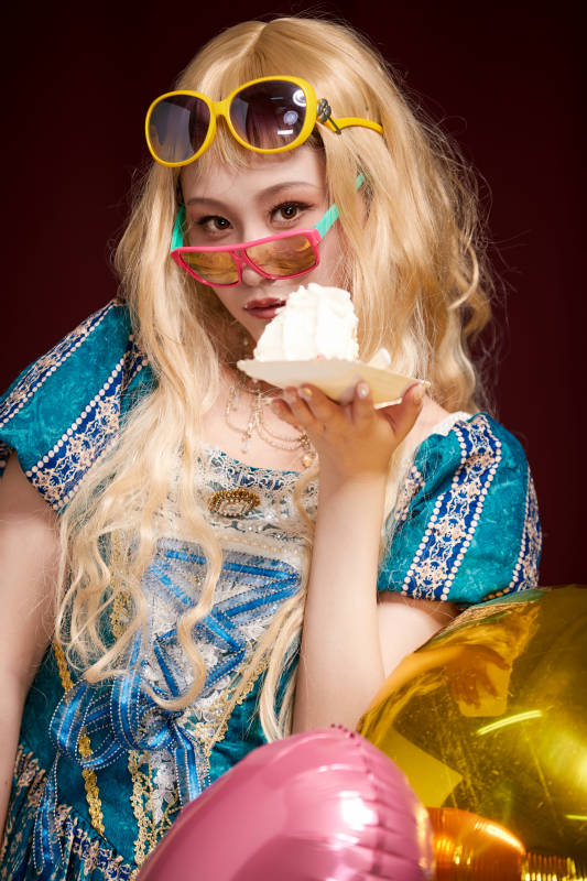 红色背景下穿着欧式宫廷晚装庆祝生日的少女图片