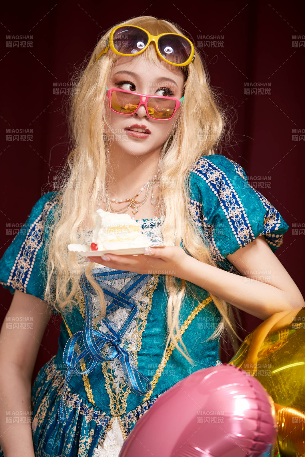 红色背景下穿着欧式宫廷晚装庆祝生日的少女图片