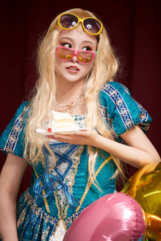 红色背景下穿着欧式宫廷晚装庆祝生日的少女图片