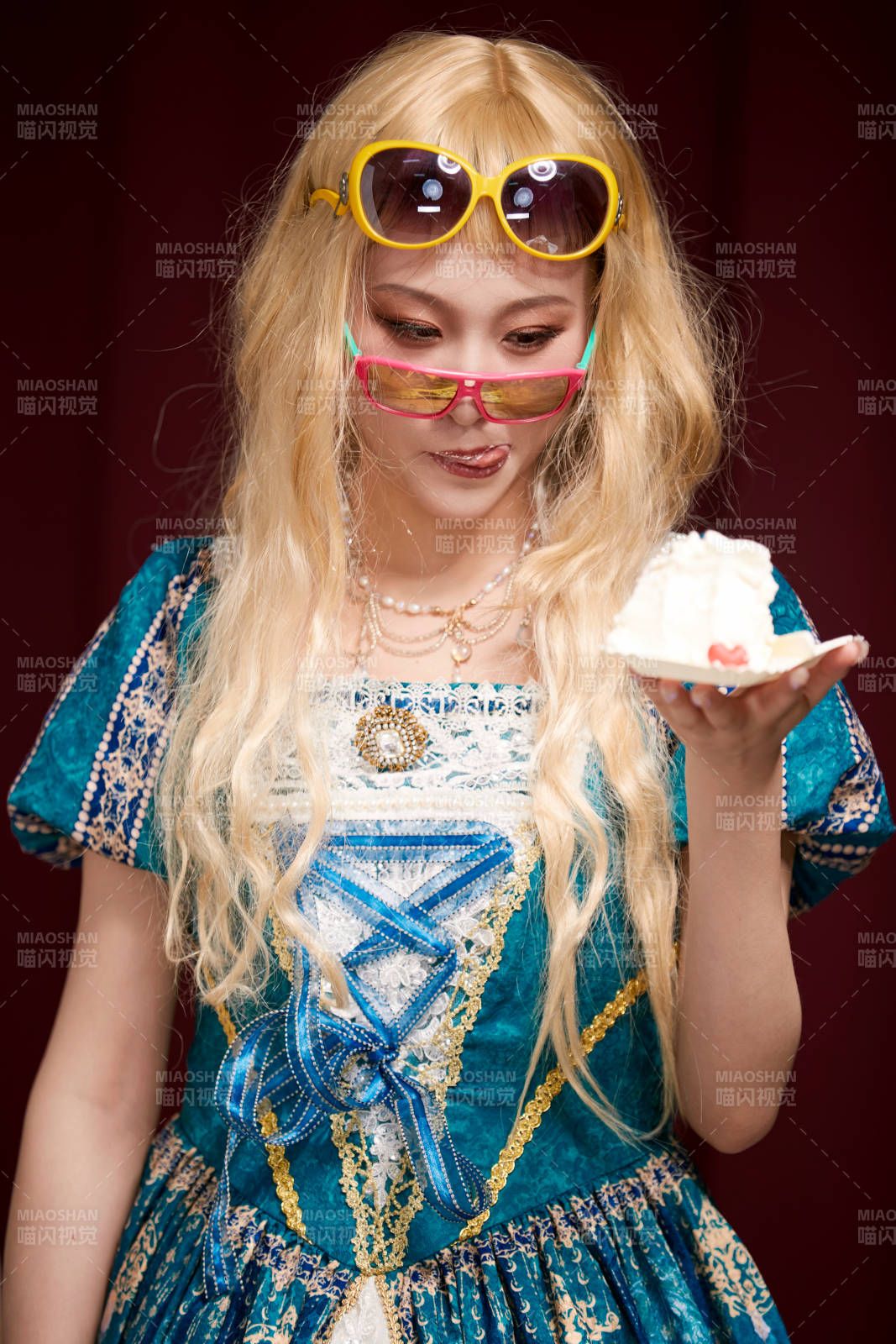 红色背景下穿着欧式宫廷晚装庆祝生日的少女图片