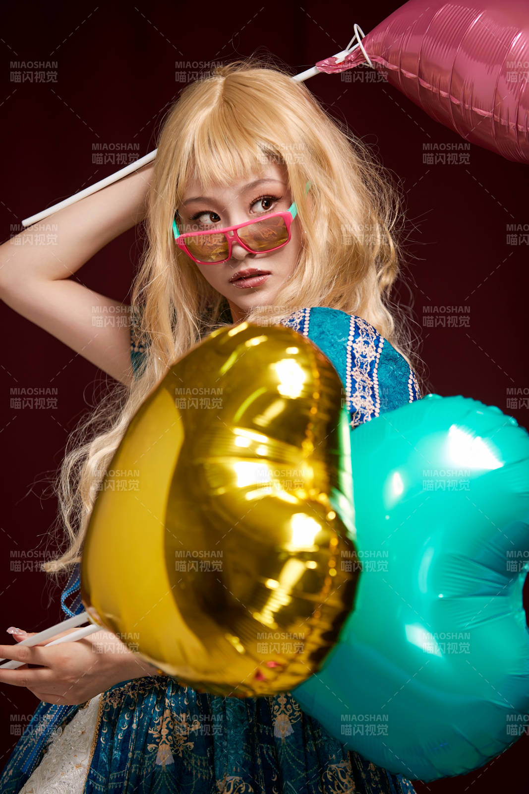 红色背景下穿着欧式宫廷晚装庆祝生日的少女图片