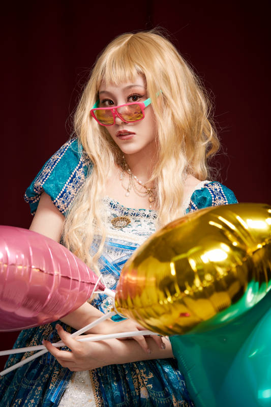 红色背景下穿着欧式宫廷晚装庆祝生日的少女图片