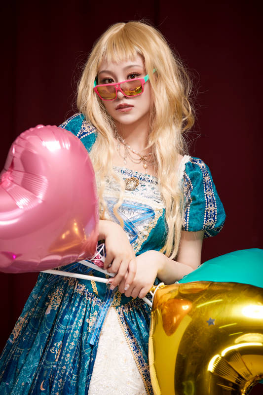 红色背景下穿着欧式宫廷晚装庆祝生日的少女图片