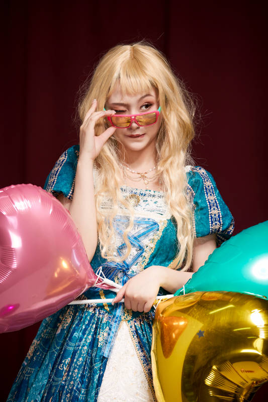 红色背景下穿着欧式宫廷晚装庆祝生日的少女图片