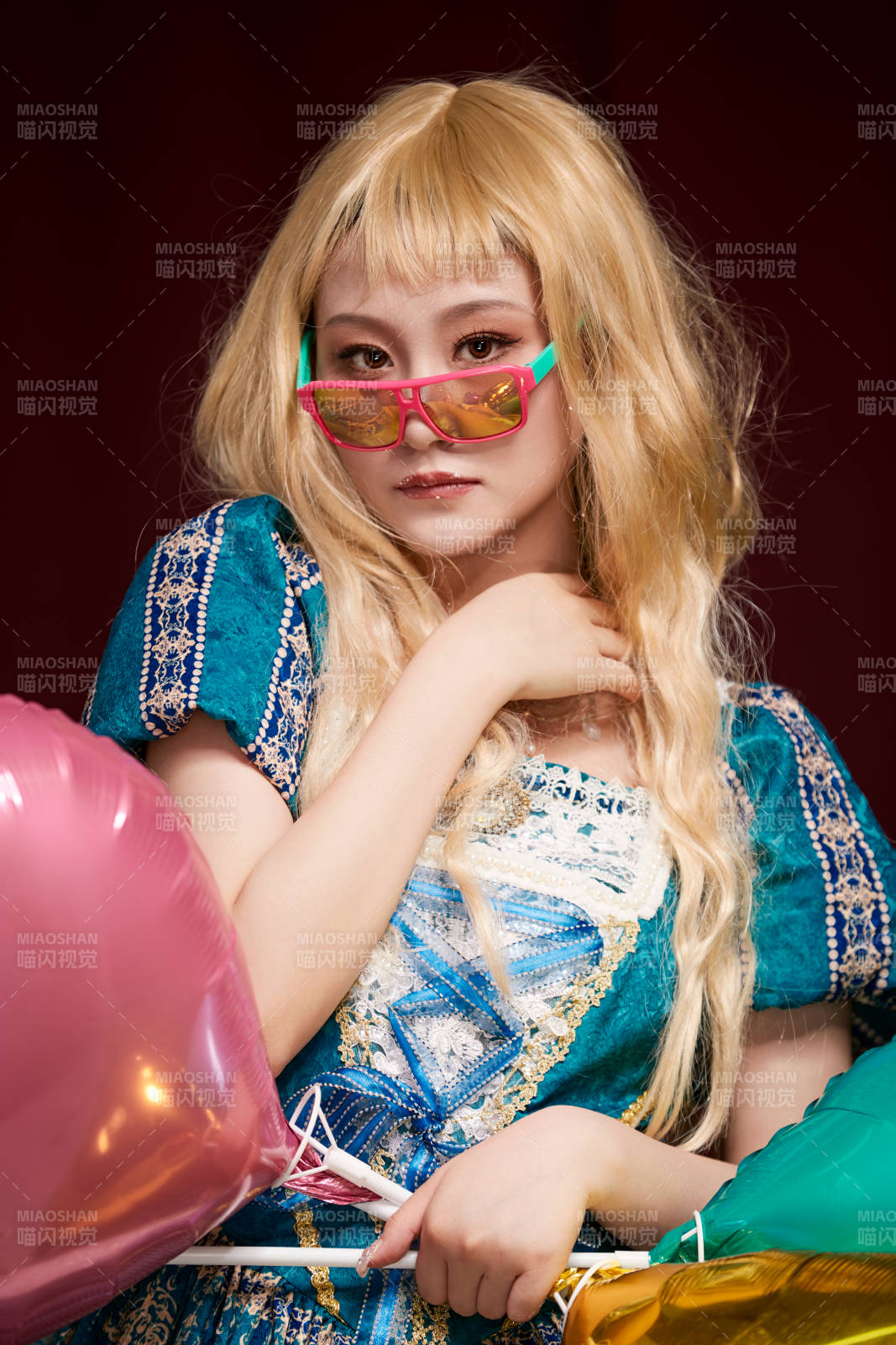 红色背景下穿着欧式宫廷晚装庆祝生日的少女图片