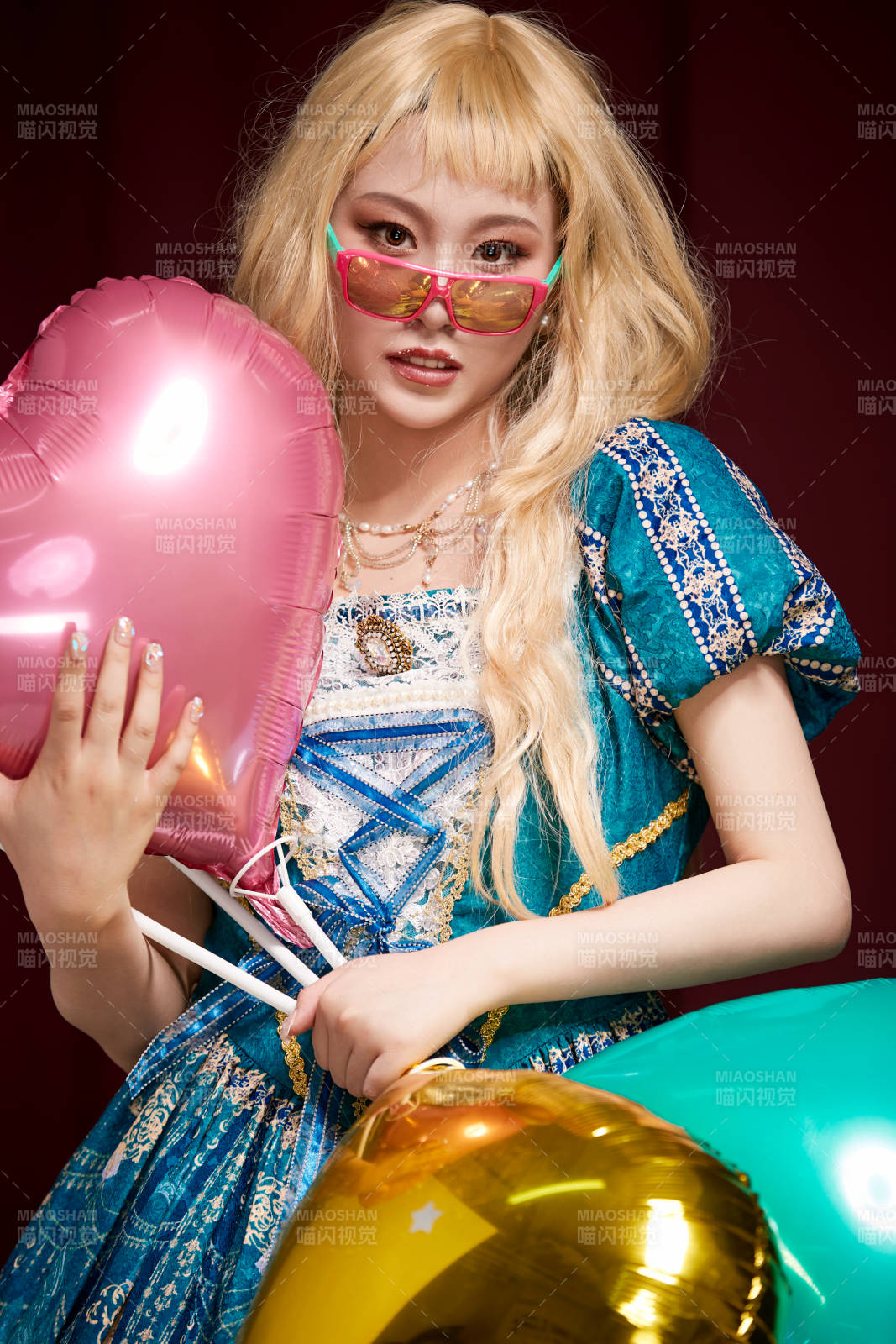 红色背景下穿着欧式宫廷晚装庆祝生日的少女图片