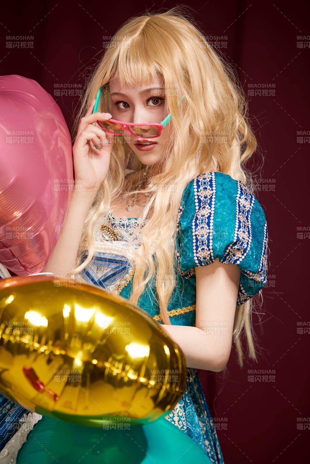 红色背景下穿着欧式宫廷晚装庆祝生日的少女图片