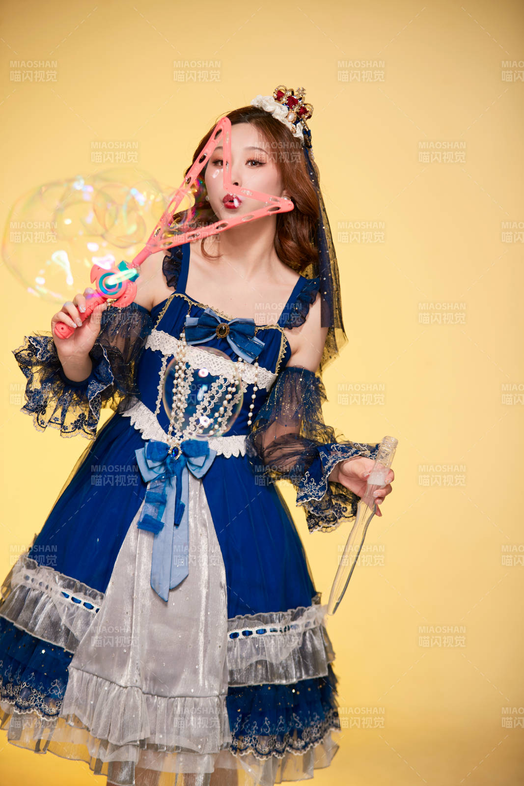 黄色背景下穿着欧式宫廷晚装庆祝生日的少女图片