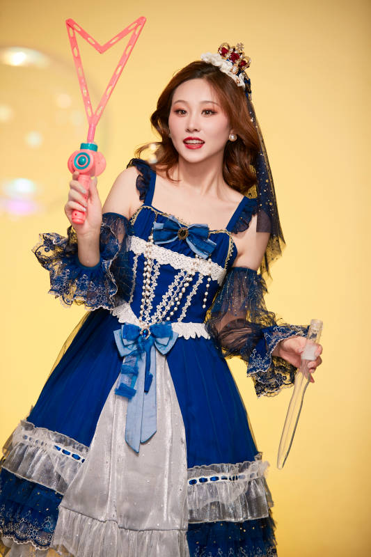 黄色背景下穿着欧式宫廷晚装庆祝生日的少女图片