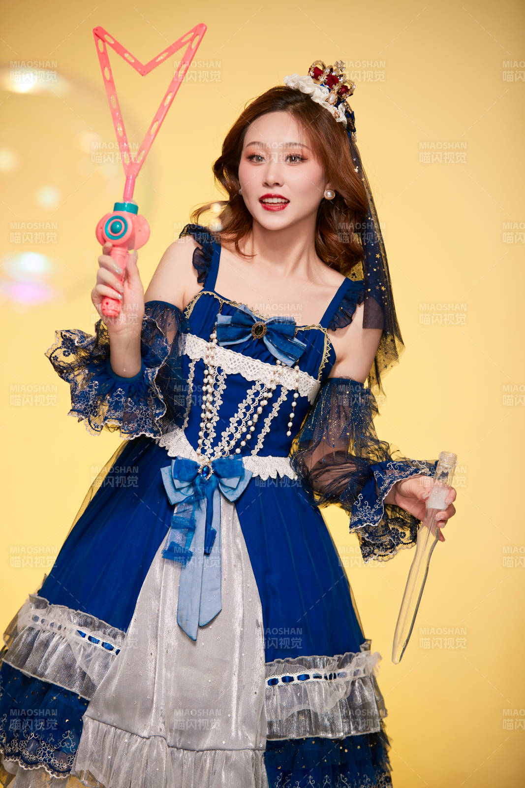 黄色背景下穿着欧式宫廷晚装庆祝生日的少女图片