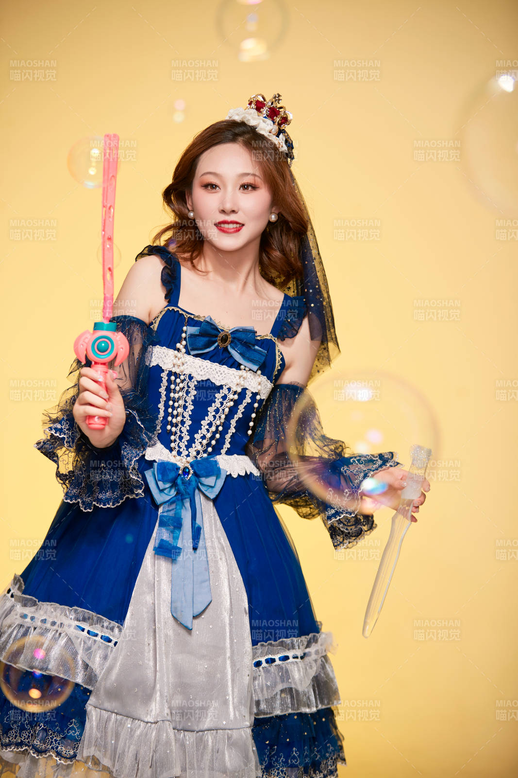 黄色背景下穿着欧式宫廷晚装庆祝生日的少女图片