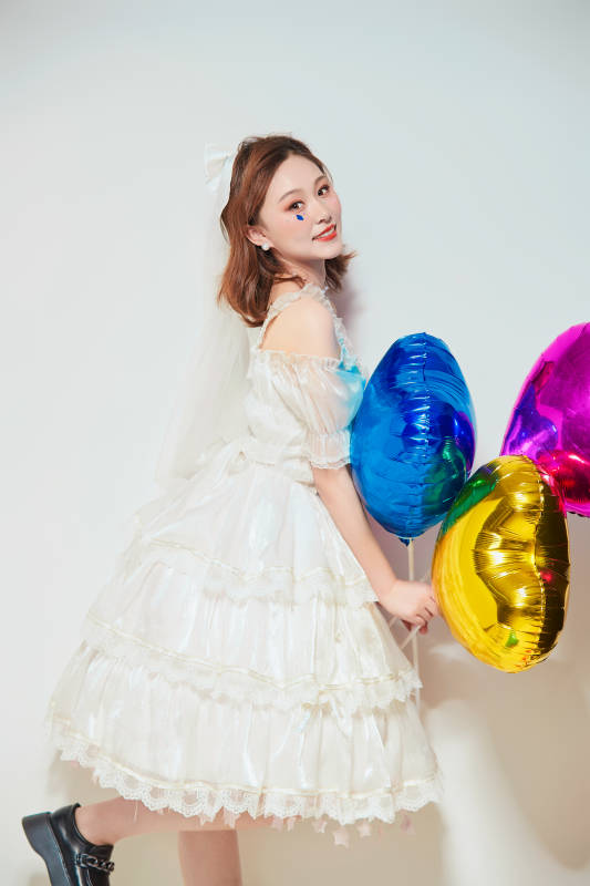 穿着公主裙手拿气球庆祝生日的亚洲女性图片