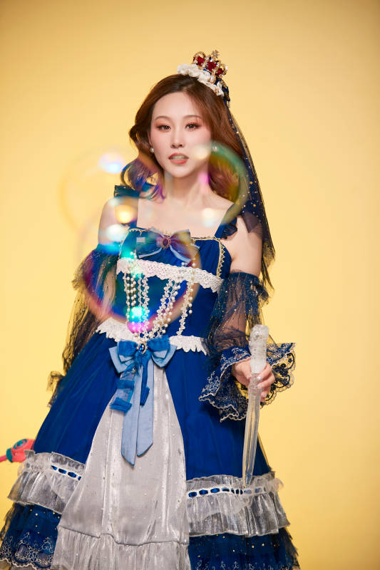 黄色背景下穿着欧式宫廷晚装庆祝生日的少女图片